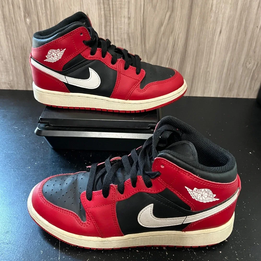 Jordan 1 Mid Gym Red Black White GS Shoe Size 5Y DQ8423-061 Black/Gym Red/White